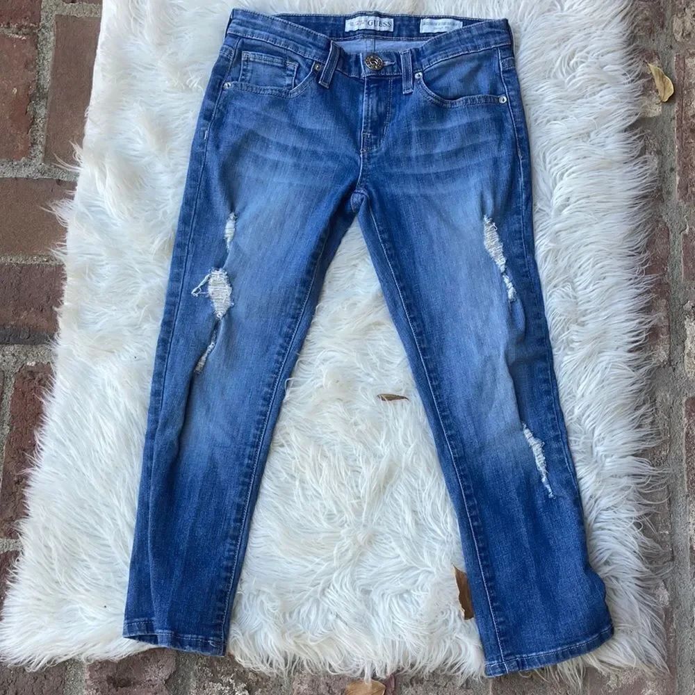 Guessย Medium Rise SkinnyโDistressedโSarahโFitโSizeโ26